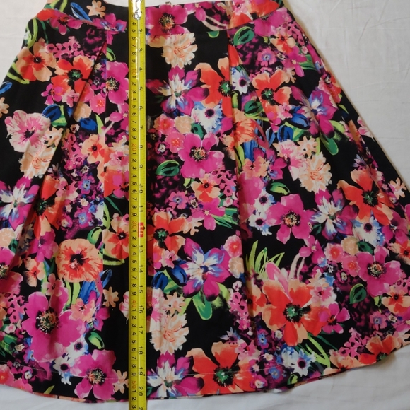 Very flattering! Floral pleated skirt w/ gold zip - Picture 2 of 2